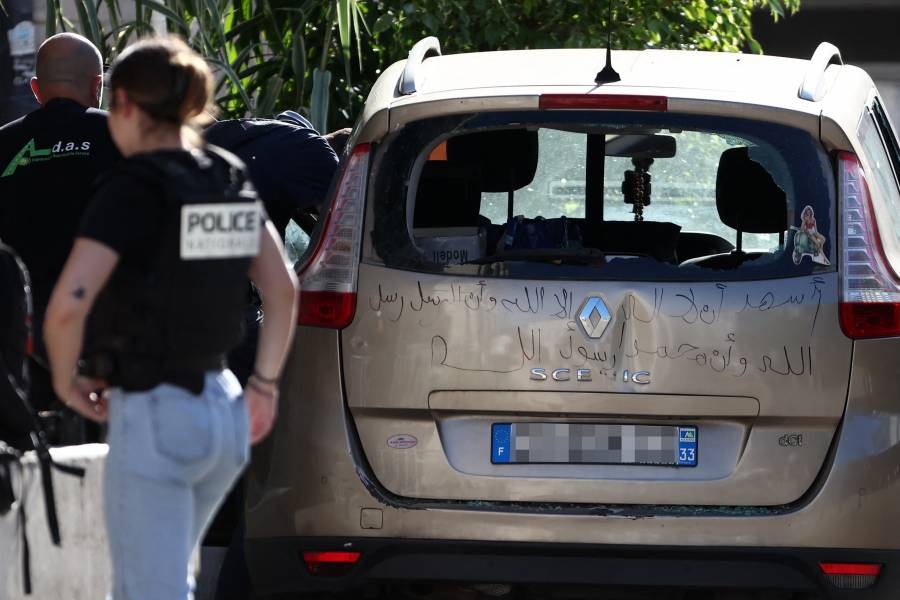 La polic&iacute;a dispara a un hombre que provoc&oacute; un incendio en el ayuntamiento franc&eacute;s