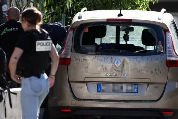 La polic&iacute;a dispara a un hombre que provoc&oacute; un incendio en el ayuntamiento franc&eacute;s