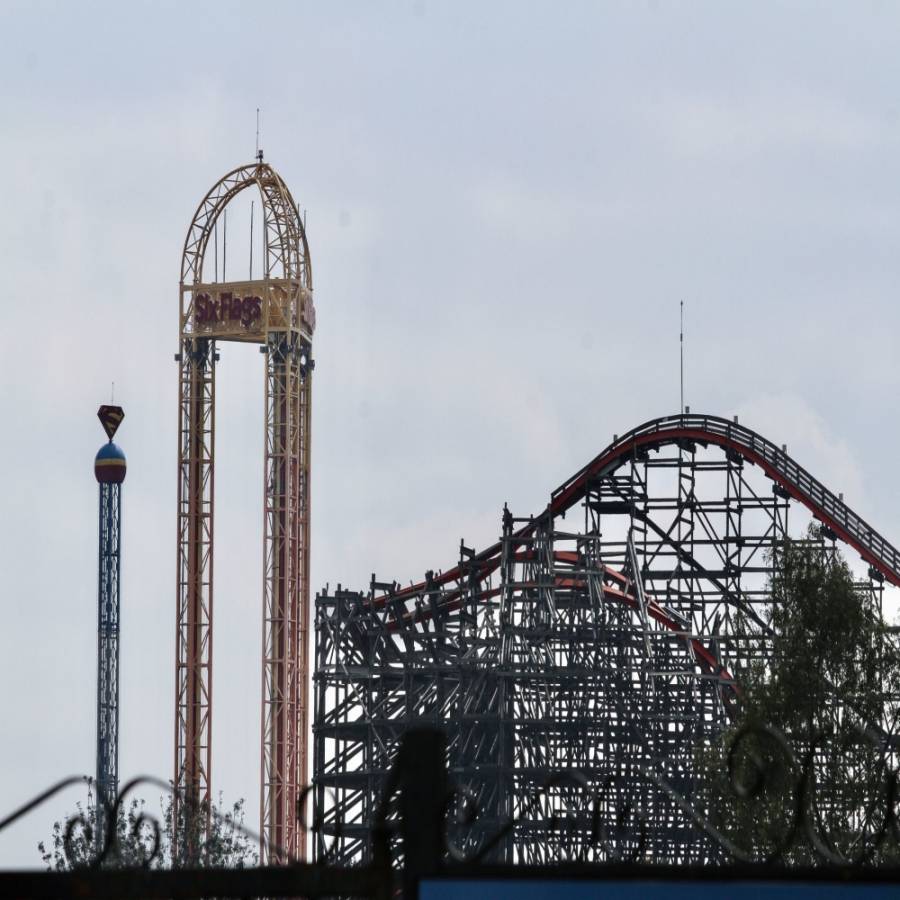 Visitantes quedan atrapados en juego de Six Flags