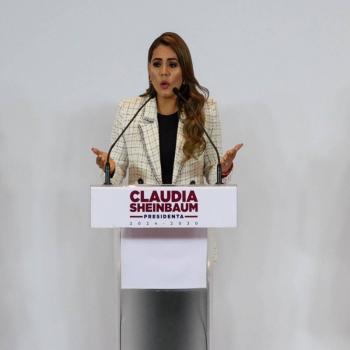 Gobernadora de Guerrero encabeza el reparto de libros gratuitos