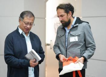 Gustavo Petro recibe obsequios de la FLIP en medio de controversias por la prensa