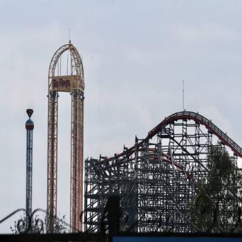 Visitantes quedan atrapados en juego de Six Flags