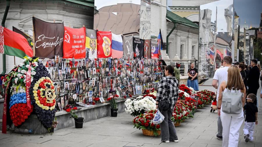 Los rusos conmemoran el aniversario de la muerte de Prigozhin con flores y homenajes