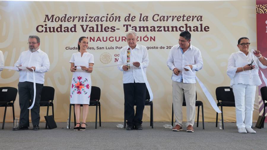 AMLO inaugura carretera Ciudad Valles-Tamazunchale en San Luis Potosí