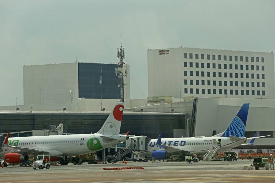 Pareja cubana obligada a desembarcar de vuelo por complicaciones médicas, terminó arrestada en Miami