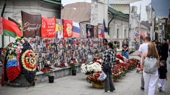 Los rusos conmemoran el aniversario de la muerte de Prigozhin con flores y homenajes