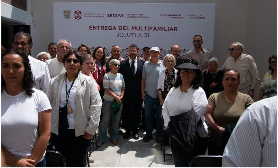 Martí Batres entrega viviendas a 17 familias afectadas por sismos de 2017