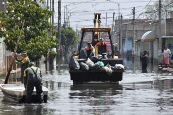 Inician trabajos de lavado y desinfecci&oacute;n de calles inundadas en Chalco