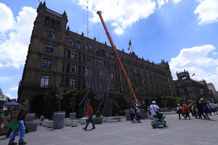 Inicia instalación de alumbrado decorativo de las Fiestas Patrias en el Zócalo