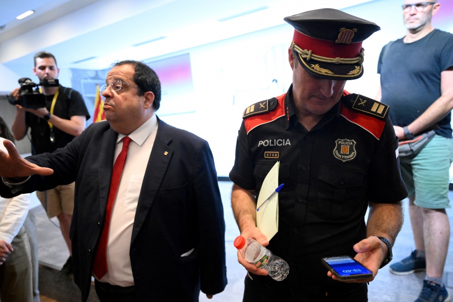 Tres policías catalanes, suspendidos por la fuga del líder independentista Puigdemont
