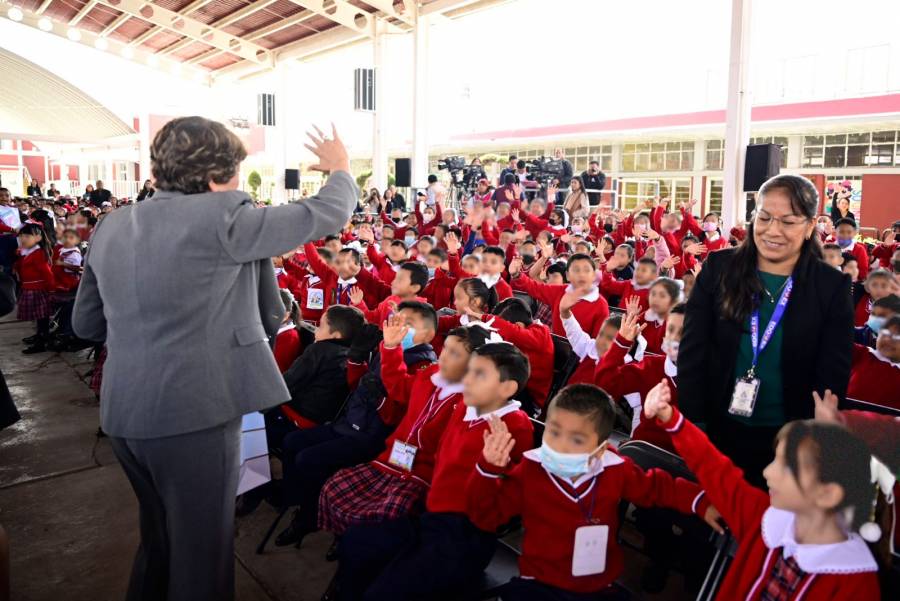 Arranca Delfina Gómez el ciclo escolar 2024-2025 con entrega de libros y útiles escolares