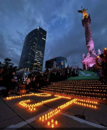 En &Aacute;ngel, protesta nocturna en contra de Reforma Judicial ; se suman facultades de Derecho con comunicado