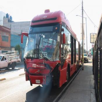 Metrob&uacute;s de la L&iacute;nea 4 sufre accidente en el Eje 1