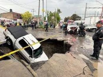 Ecatepec inicia reparaci&oacute;n de socav&oacute;n de 7m en cruce de avenidas