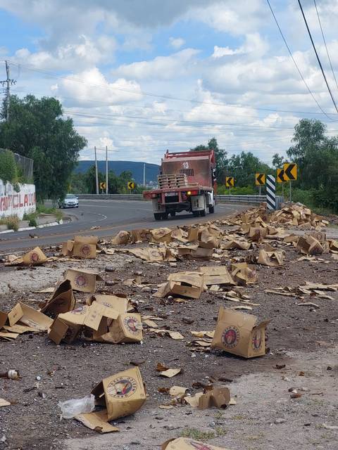 Tráilero pierde carga de cerveza en la carretera Querétaro-San Miguel de Allende, automovilistas aprovechan el descuido
