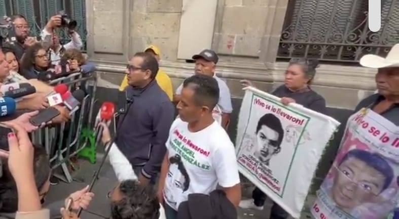 Familiares de normalistas de Ayotzinapa descarta m&aacute;s reuniones con el gobierno