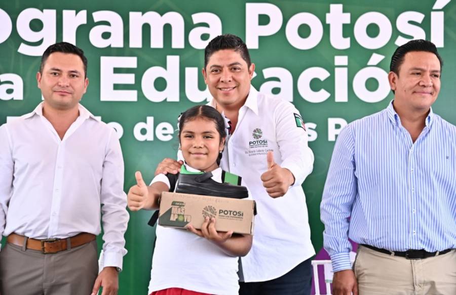 Ricardo Gallardo Entrega Apoyos Escolares en Matehuala: Más de Seis Mil Estudiantes Beneficiados