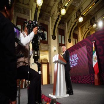 Otra vez AMLO reprocha a Norma Pi&ntilde;a aceptar recurso contra reparto de plurinominales