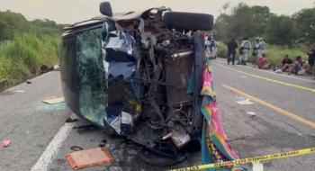 Autom&oacute;vil embiste caravana de migrantes en Oaxaca y deja tres fallecidos
