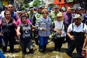 Delfina G&oacute;mez supervisa labores de rescate y atenci&oacute;n tras inundaciones en Chalco