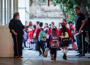 Salud CDMX pide a padres de familia a evitar exceso de peso en mochilas escolares