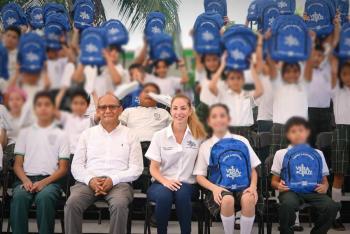 Entrega Patricia Lobeira Rodr&iacute;guez 45 mil kits escolares