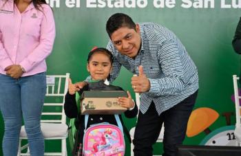Gobernador Ricardo Gallardo Entrega Apoyos Educativos en Santa Mar&iacute;a del R&iacute;o