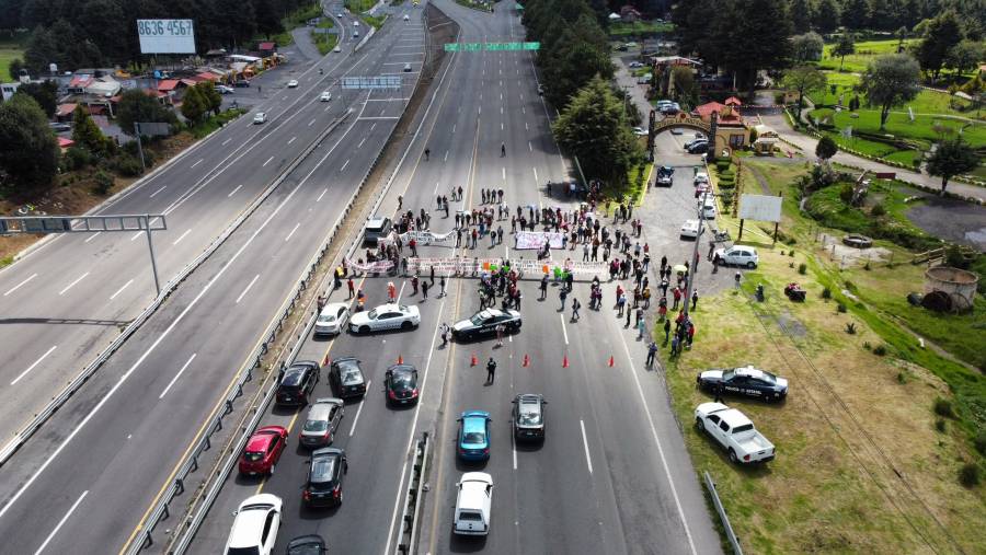 Bloquean en ambos sentidos la carretera México-Toluca a la altura de La Marquesa