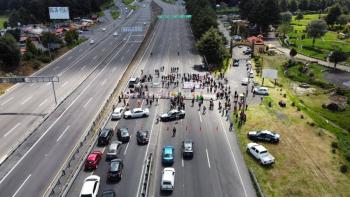 Bloquean en ambos sentidos la carretera M&eacute;xico-Toluca a la altura de La Marquesa
