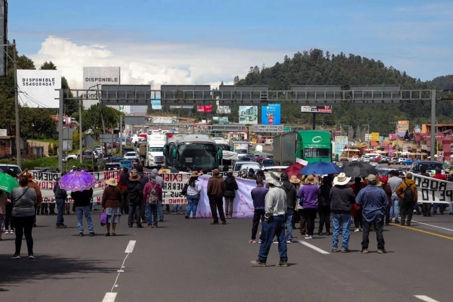 Caos vial en la México-Toluca por bloqueo de ejidatarios en vísperas de la inauguración del Tren Interurbano El Insurgente