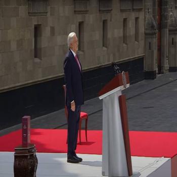 Con saludo a escolta de bandera aparece L&oacute;pez Obrador en su &uacute;ltimo informe