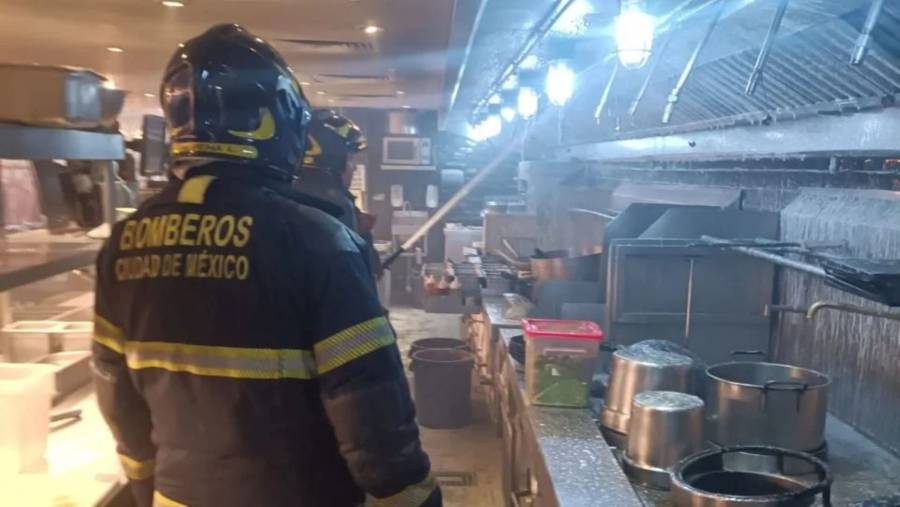Incendio en plaza comercial de Iztapalapa genera alarma en CDMX