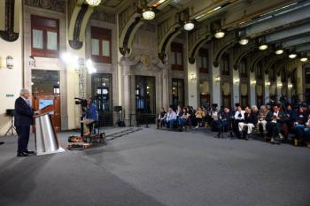 Obrador ofrece recompensa por informaci&oacute;n de paradero de normalistas