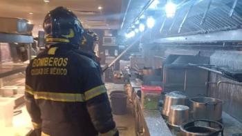 Incendio en plaza comercial de Iztapalapa genera alarma en CDMX