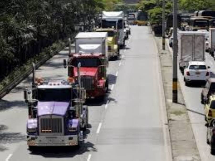Persisten bloqueos en vías de Colombia por paro camionero en rechazo al alza del Acpm