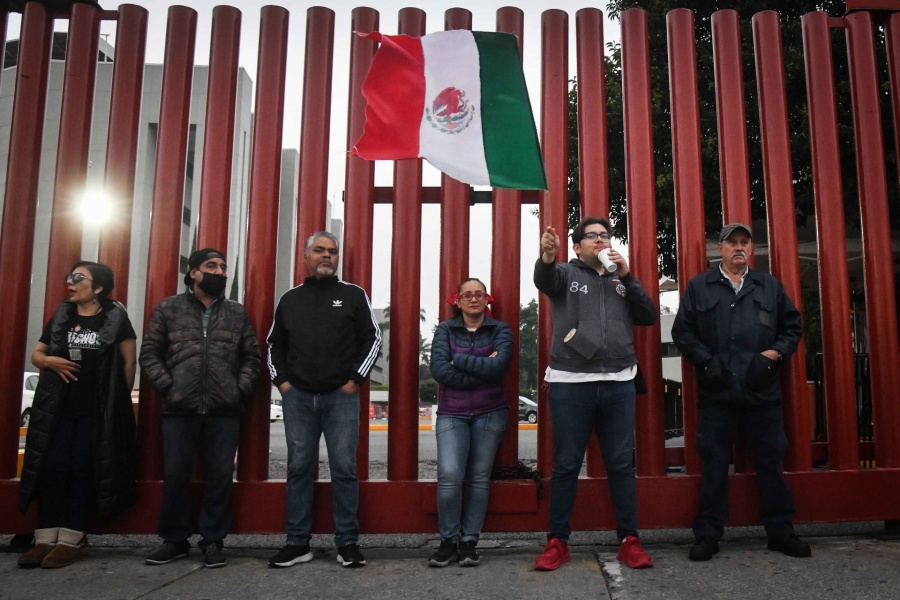 Trabajadores bloquean accesos al Palacio Legislativo en protesta contra la reforma al Poder Judicial