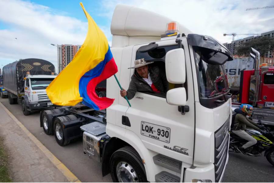 Transportadores bloquean vías en Colombia en protesta por aumento del Acpm