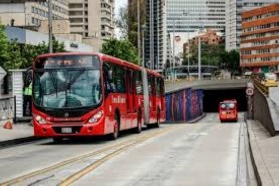 Pasajeros de TransMilenio se unen para reparar desperfecto en el autob&uacute;s