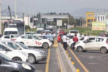Taxistas bloquean parcialmente la carretera Toluca-Tenango en protesta por baches