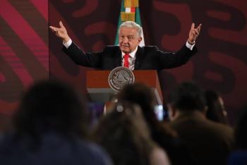 Plan con ma&ntilde;a decir que Sector Salud en M&eacute;xico est&aacute; mejor que Dinamarca, y votaci&oacute;n a mano alzada: AMLO
