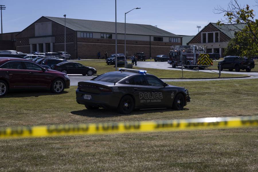Cuatro muertos en un tiroteo en un centro de secundaria de EEUU