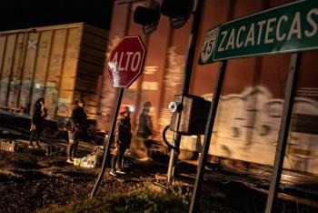 Ni&ntilde;o fallece tras descarrilarse tren con migrantes en Chihuahua