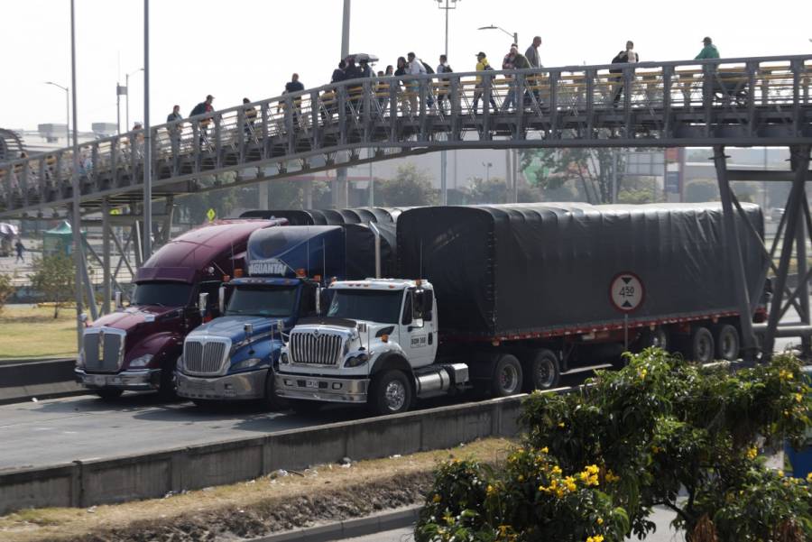 Transportadores continúan protestas tras alza en el precio del diésel