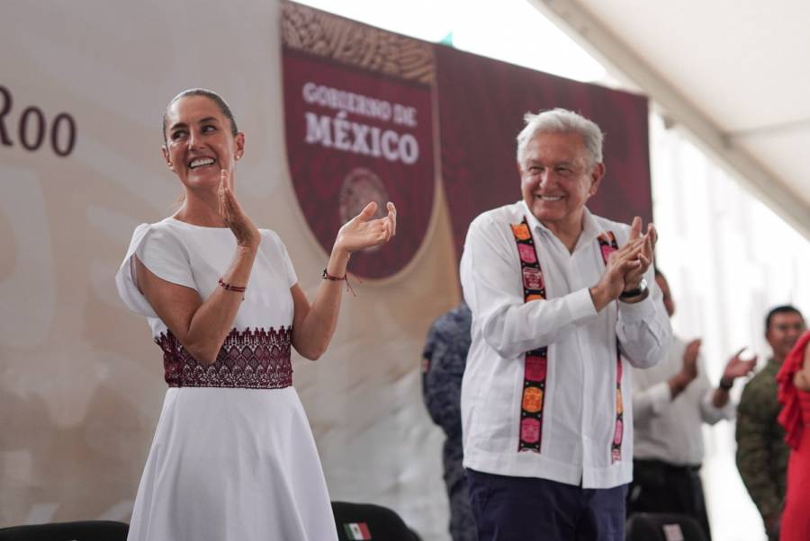 AMLO entrega títulos de propiedad en Solidaridad, Quintana Roo