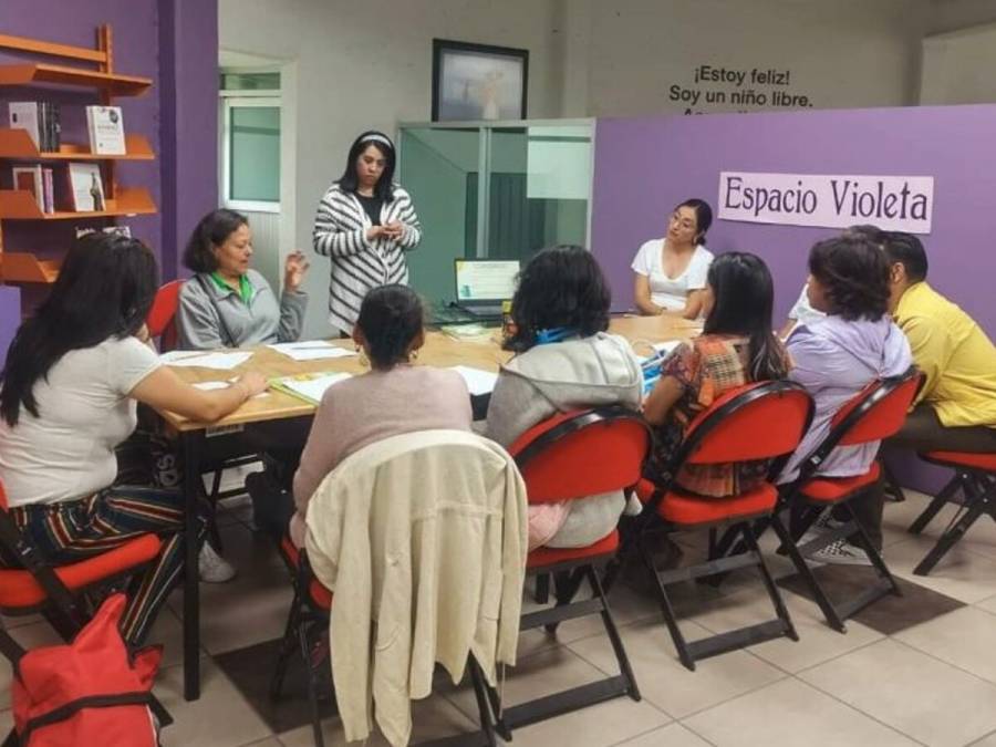 Fomentan igualdad de género en Espacio Violeta con círculos de lectura en Edomex