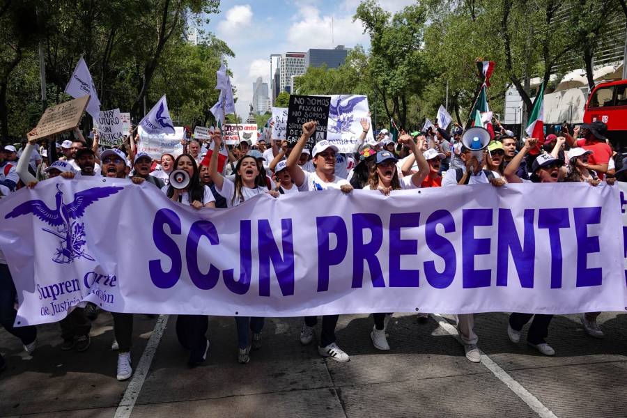 Trabajadores de la SCJN se manifiestan en las afueras de la BMV