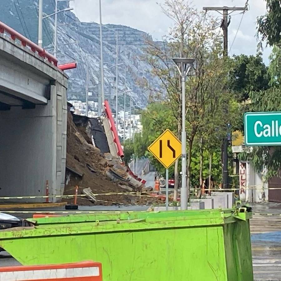 Colapsa estructura de puente en San Pedro, Nuevo León