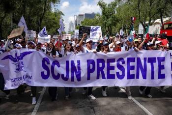 Trabajadores de la SCJN se manifiestan en las afueras de la BMV