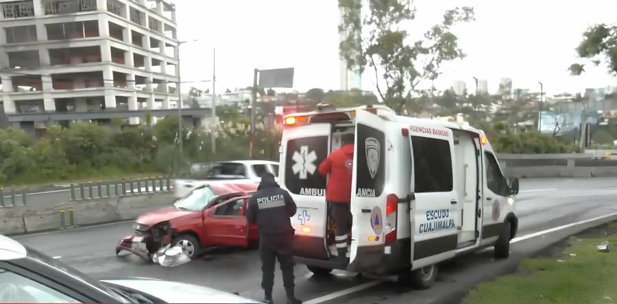 Choque y volcadura se registra en la autopista México-Toluca