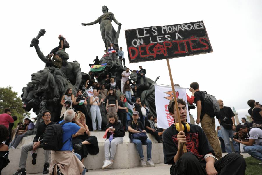 Manifestantes de esquerda protestam na Franca contra el novo primer ministro
